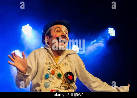 Schauspieler, der eine Figur auf der Bühne eines Theaters darstellt. Mit seinem Körper macht er verschiedene Gesten und Ausdrücke. Sesi Theater, Salvador, Bahia, Braz Stockfoto