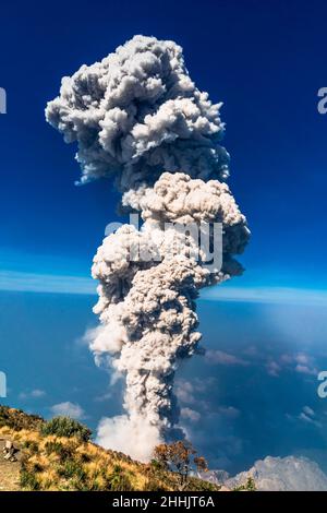 Ausbruch des Vulkanes Santiaguito von Santa Maria durch Quetzaltenango in Guatemala Stockfoto