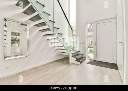 Innenansicht des Flurs am Eingang des modernen großen Hauses mit Treppe, die zum zweiten Stock führt Stockfoto