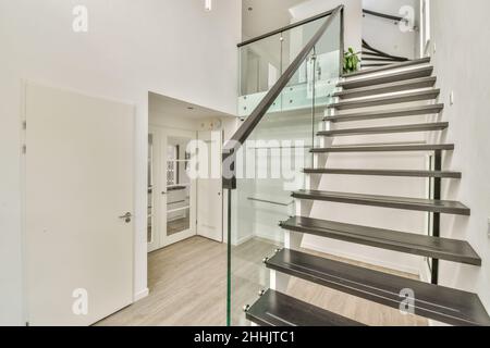 Innenansicht des Flurs am Eingang des modernen großen Hauses mit Treppe, die zum zweiten Stock führt Stockfoto