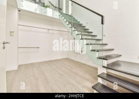 Innenansicht des Flurs am Eingang des modernen großen Hauses mit Treppe, die zum zweiten Stock führt Stockfoto