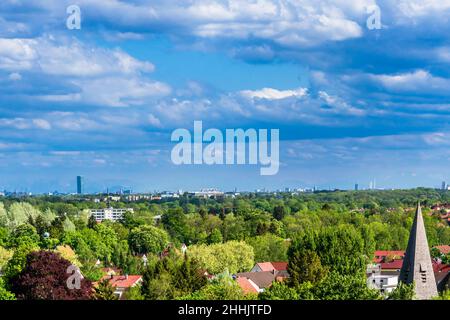 Panoramablick über die Stadt Dachau und die Bayerischen Alpen neben München - Deutschland Stockfoto