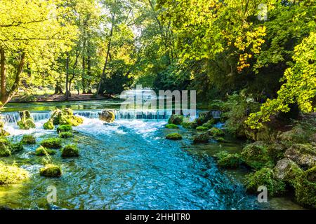 Blick auf den Fluss - Eisbach - München in Bayern Stockfoto