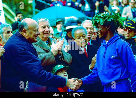 Der ehemalige Bürgermeister von NYC, Ed Koch, gratuliert dem NYC-Marathongewinnerin Juma Ikangaa (TAN) aus dem Jahr 1989. Stockfoto