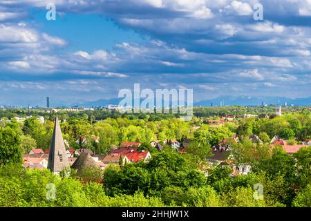 Panoramablick über die Stadt Dachau und die Bayerischen Alpen neben München - Deutschland Stockfoto