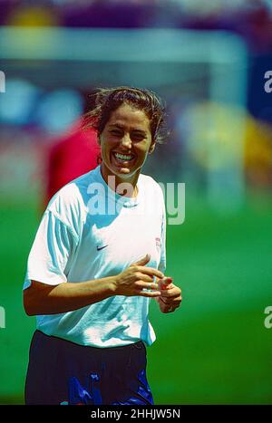 Julie Foudy (USA) während des Spiels USA gegen Dänemark bei der Fußball-Weltmeisterschaft der Frauen 1999. Stockfoto