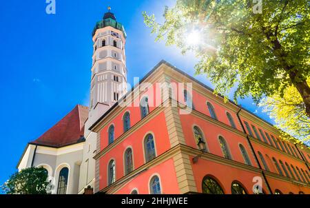 Blick auf die St. Jakob Kirche in der Stadt Dachau neben München - Deutschland Stockfoto