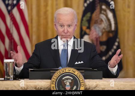 Washington, Usa. 24th Januar 2022. US-Präsident Joe Biden nimmt am Montag, den 24. Januar 2022, an einem Treffen mit dem Wettbewerbsrat des Weißen Hauses im Ostsaal des Weißen Hauses in Washington, DC Teil. Das Treffen wurde abgehalten, um über die Bemühungen zur Senkung der Preise für die amerikanischen Verbraucher zu diskutieren. Pool Foto von Michael Reynolds/UPI Kredit: UPI/Alamy Live News Stockfoto