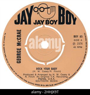 45 RPM 7' britisches Plattenlabel von Rock Your Baby von George McCrae. Geschrieben und produziert von Harry Wayne Casey und Richard Finch von KC und der Sunshine Band. Veröffentlicht auf dem Jay Boy Label im Juni 1974. Stockfoto