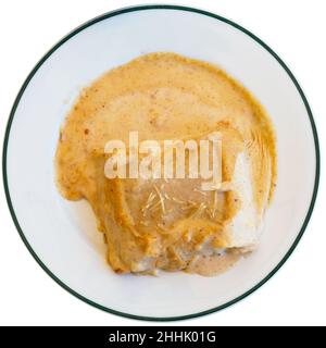 Eine Portion Lasagne wird auf dem Tisch serviert Stockfoto