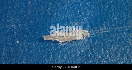 Mittelmeer. 22nd Januar 2022. Der Arleigh Burke-Klasse Lenkflugkörper-Zerstörer USS Gravely (DDG 107) löst sich nach einer Auffüllübung auf See vom Flugzeugträger USS Harry S. Truman (CVN 75) der Nimitz-Klasse ab. Die Harry S. Truman Carrier Strike Group ist im Rahmen eines geplanten Einsatzgebiets der Sechsten Flotte der USA zur Unterstützung von Marineoperationen im Hinblick auf die Aufrechterhaltung der Stabilität und Sicherheit im Seeverkehr sowie die Verteidigung der Interessen der USA, der Alliierten und Partner in Europa und Afrika im Einsatz. (Bild: © Seaman Gabriela Chambers/USA Navy/ZUMA Press Wire Service) Stockfoto