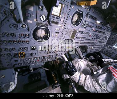 Innenansicht des Besatzungsabteils des Apollo 11 Command Module 'Columbia', Wohnräume für die dreiköpfige Besatzung während der meisten ersten Mondlandemission mit Besatzung im Juli 1969 Stockfoto