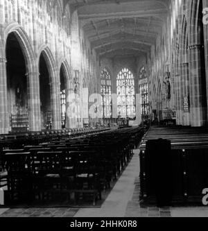 Innenansicht der St. Michael's Cathedral um 1936, vor dem Coventry Blitz vom November 14th 1940. Diese Kathedrale ist heute eine Ruine, die neue Kathedrale von Coventry, die von Sir Basil Spence entworfen wurde, befindet sich neben der alten Kathedrale. St. Michael's wurde zwischen dem späten 14th. Und frühen 15th. Jahrhundert erbaut. Stockfoto