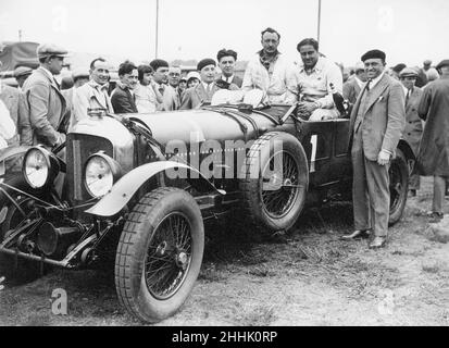 Woolf Barnato und Herr Birkin haben hier nach dem Sieg beim 24-Stunden-Langstreckenrennen von Le Mans am 17th. Juni 1929 gesehen Stockfoto