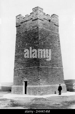 Das Denkmal, das die Einwohner von Orkney zum Gedenken an den Feldmarschall Earl Kitchener auf Marwick Head, Birsay, Orkney im Jahr 1926 Lord Kitchener und viele seiner Mitarbeiter wurden im Juni 1916 vor dem Festland von Orkney auf dem Weg nach Russland an Bord des Panzerkreuzers HMS Hampshire der britischen Royal Navy getötet, wo sie vermutlich eine Mine getroffen hat, die von einem deutschen U-Boot verlegt wurde. Stockfoto