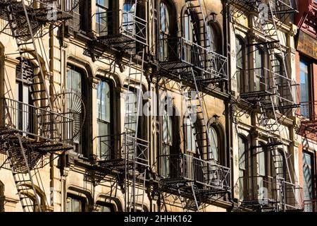 Typische Loftfassaden in Soho mit Feuerausbrüchen. Manhattan, New York City Stockfoto
