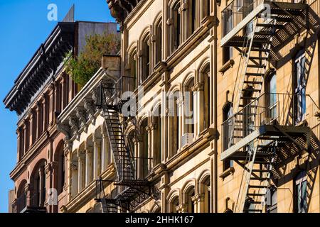 Typische Loftfassaden in Soho mit Feuerausbrüchen. Manhattan, New York City Stockfoto