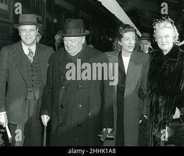 Randolph Churchill, Winston Churchill, Sarah Oliver und Mrs. Clementine Churchill auf der Union Station in Washington, DC. Churchill war auf dem Weg, Truman an seiner hme in Independence, Missouri, zu besuchen. 3. März 1946. Foto: Abbie Rowe Stockfoto