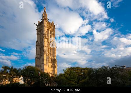 Tour Saint-Jacques (historisches Monument) in Paris bei Sonnenuntergang. Es liegt am rechten Ufer und ist ein Beispiel für extravagante gotische Architektur. Frankreich Stockfoto