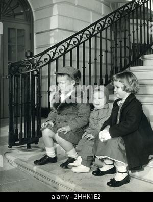 Die Enkelkinder von Präsident Dwight Eisenhower, David, Susan und Anne, Kinder von John Eisenhower, posieren im Weißen Haus, 13. März 1953. Foto: Abbie Rowe Stockfoto