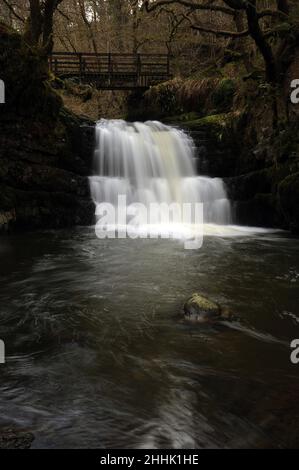 Der Haupt- (und letzte) Wasserfall auf der Afon Sychryd. Etwa 10 Meter hoch. Stockfoto