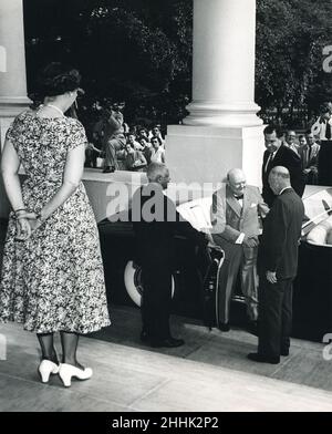 Washington, DC, 25. Juni 1954 - Mamie Eisenhower wartet oben auf den Stufen, als Präsident Dwight Eisenhower Premierminister Winston Churchill begrüßt, während er aus einer Limousine im Weißen Haus aufsticht. Vizepräsident Richard Nixon wartet hinter dem britischen Staatsmann. Stockfoto