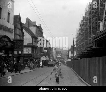 Der neue Owen Owen-Laden wird 1936 in Cross Cheaping gebaut. Die Straße links vom Talbot Inn ist West Orchard, die heute teilweise ihrem alten Kurs folgt. Der Owen Owen-Laden wurde 1937 eröffnet, aber während des Coventry-Blitzes vom November 14th 1940 zerstört. 1936 Stockfoto
