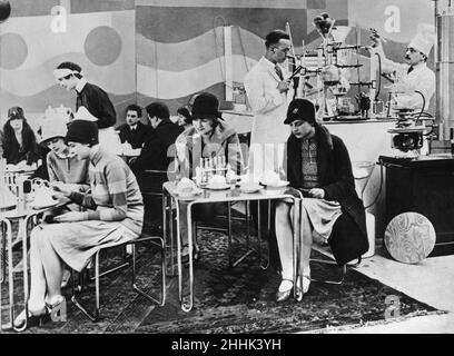 Junge Frauen in einem Berliner Restaurant, in dem „Dekoriertes“ Essen serviert wird. Es wird behauptet, dass die neuen Lebensmittel, die durch ein speziell gemachtes Glasröhrchen eingenommen werden können, in jeder Menge ohne Mastgefahr verzehrt werden können. 27th Mai 1928. Stockfoto