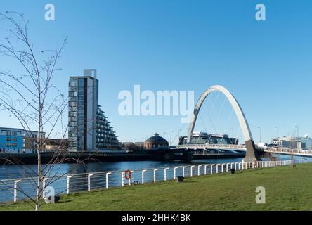 Glasgow, Schottland, Großbritannien - 2nd. Februar 2019: Blick über den Fluss Clyde im Westen von Glasgow über die Squinty Bridge in Richtung Pacific Quay. Stockfoto