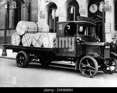 Ein Lastwagen bringt Zeitungsdruckrollen zum Büro von Evening Chronicle in der Westgate Road, Newcastle. Ca. 1929 Stockfoto