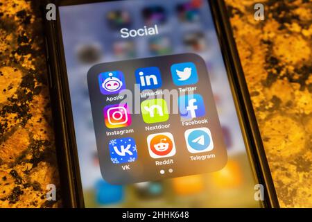 Apollo, LinkedIn, Twitter, Instagram, nebenan, Facebook, ZK, Reddit und Telegram sind in sozialen Ordnern auf dem iPhone organisiert. - San Jose, Kalifornien, USA - Stockfoto