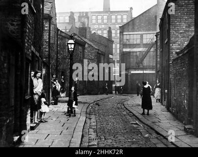 Eine namenlose Straße in Salfords Greengate-Gegend. Dies ist typisch für die Lebensbedingungen der frühen dreißiger Jahre. Zum Zeitpunkt dieses Fotos wurde die Straße unter einem Slum-Clearance-Plan für den Abriss aufgeführt. Februar 1933. Stockfoto