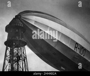 R100 nach ihrem Jungfernflug von Howden hier in Cardington zu sehen, flog sie langsam nach York, stellte dann die Weichen für die Royal Airship Works in Cardington, Bedfordshire, die mit rund 50 km/h (80 mph) auf vier Motoren kreuzte und Cardington in zwei Stunden Flugzeit erreichte. 16th. Dezember 1929 Stockfoto