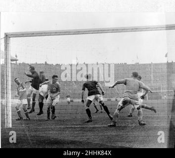 Sport - Fußball - FA Cup Final - 1927 - Cardiff City gegen Arsenal - Cardiff-Torwart Tom Farquharson verpasst spät im Spiel ein Kreuz - von links - Tom Watson, Tom Farquharson, Charlie Buchan, Tommy Sloan, Jimmy Brain, Jimmy Nelson - 23rd. April 1927 Stockfoto