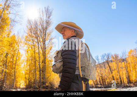 USA, Idaho, Bellevue, Senior Fisherman in Autumn Landscape Stockfoto