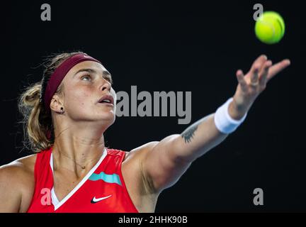 Melbourne, Australien. 24th Januar 2022. Aryna Sabalenka aus Weißrussland ist während des 4th-Runden-Spiels der Frauen gegen Kaia Kanepi aus Estland bei den Australian Open in Melbourne, Australien, am 24. Januar 2022, im Dienst. Quelle: Hu Jingchen/Xinhua/Alamy Live News Stockfoto