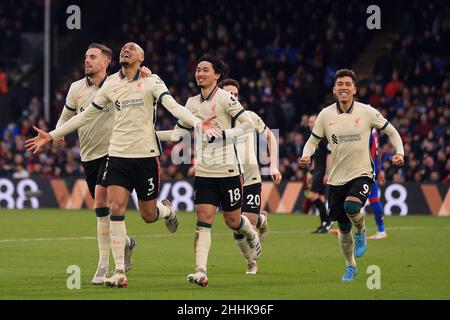 London, Großbritannien. 23rd Januar 2022. Fabinthen aus Liverpool (2nd links) feiert mit seinen Teamkollegen, nachdem er sein Team vom Strafpunkt zum dritten Mal traf. Premier League Spiel, Crystal Palace gegen Liverpool im Selhurst Park Stadion in London am Sonntag, 23rd. Januar 2022. Dieses Bild darf nur für redaktionelle Zwecke verwendet werden. Nur zur redaktionellen Verwendung, Lizenz für kommerzielle Nutzung erforderlich. Keine Verwendung bei Wetten, Spielen oder Veröffentlichungen in einem Club/einer Liga/einem Spieler. PIC von Steffan Bowen/Andrew Orchard Sports Photography/Alamy Live News Credit: Andrew Orchard Sports Photography/Alamy Live News Stockfoto