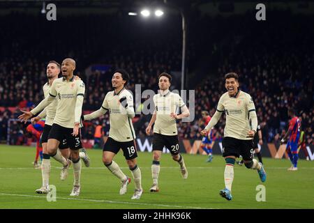 London, Großbritannien. 23rd Januar 2022. Fabinthen aus Liverpool (2nd links) feiert mit seinen Teamkollegen, nachdem er sein Team vom Strafpunkt zum dritten Mal traf. Premier League Spiel, Crystal Palace gegen Liverpool im Selhurst Park Stadion in London am Sonntag, 23rd. Januar 2022. Dieses Bild darf nur für redaktionelle Zwecke verwendet werden. Nur zur redaktionellen Verwendung, Lizenz für kommerzielle Nutzung erforderlich. Keine Verwendung bei Wetten, Spielen oder Veröffentlichungen in einem Club/einer Liga/einem Spieler. PIC von Steffan Bowen/Andrew Orchard Sports Photography/Alamy Live News Credit: Andrew Orchard Sports Photography/Alamy Live News Stockfoto