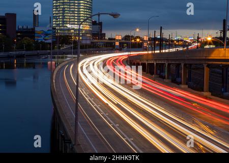 Langzeitaufnahme des Verkehrs in der Hauptverkehrszeit Stockfoto