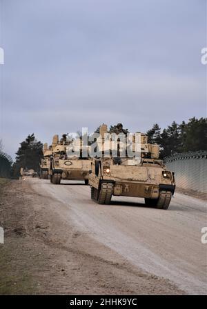 Eine Prozession von Bradley Kampffahrzeugen aus dem Bataillon 3rd, dem Panzerregiment 66th, dem Kampfteam der Panzerbrigade 1st, der Infanterie-Division 1st, macht sich am dritten Tag von Allied Spirit 22 auf den Weg in das Joint Multinary Readiness Center, Hohenfels, Deutschland, am 24. Januar. Die Übung besteht aus 5.200 Soldaten aus 15 Nationen und soll die Integration des US-Militärs und seiner Verbündeten in ein wettbewerbsorientiertes Kampftrainingsumfeld ermöglichen und endet am 31. Januar. (USA Army Photo von Capt. Alun Thomas, 201st Theater Public Affairs Support Element) Stockfoto