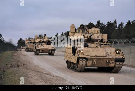 Eine Prozession von Bradley Kampffahrzeugen aus dem Bataillon 3rd, dem Panzerregiment 66th, dem Kampfteam der Panzerbrigade 1st, der Infanterie-Division 1st, macht sich am dritten Tag von Allied Spirit 22 auf den Weg in das Joint Multinary Readiness Center, Hohenfels, Deutschland, am 24. Januar. Die Übung besteht aus 5.200 Soldaten aus 15 Nationen und soll die Integration des US-Militärs und seiner Verbündeten in ein wettbewerbsorientiertes Kampftrainingsumfeld ermöglichen und endet am 31. Januar. (USA Army Photo von Capt. Alun Thomas, 201st Theater Public Affairs Support Element) Stockfoto