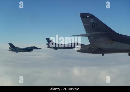 Ein B-1B Lancer vom Luftwaffenstützpunkt Dyess fliegt während einer gemeinsamen Übung der Großen Streitkräfte im Indo-Pazifik-Raum am 11. Januar 2022 an der Seite zweier japanischer F-16-Kampfflugzeuge von Falcon. Die Durchführung von Trainingsmissionen zusammen mit Partnern stärkt die gemeinsame Truppe in der Pazifikregion. (USA Foto der Air Force) Stockfoto