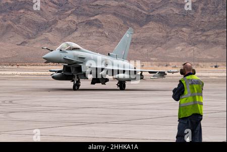 Ein Taifun FGR4, der 1 (Fighter) Squadron, RAF Lossiemouth, Großbritannien, zugewiesen wurde, trifft am 13. Januar 2021 auf dem Luftwaffenstützpunkt Nellis, Nevada, ein. Die 1 (Fighter) Squadron nimmt an der Red Flag 22-1 Teil. (USA Luftwaffe Foto von William R. Lewis) Stockfoto
