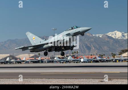 Ein Taifun FGR4, der 1 (Fighter) Squadron, RAF Lossiemouth, Großbritannien, zugewiesen wurde, trifft am 13. Januar 2021 auf dem Luftwaffenstützpunkt Nellis, Nevada, ein. Durch die gemeinsame Ausbildung sorgen die USA und ihre Verbündeten für eine reibungslose Integration und ein gemeinsames Verständnis, sollten sie in Zukunft zum gemeinsamen Kampf aufgerufen werden. (USA Luftwaffe Foto von William R. Lewis) Stockfoto