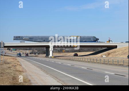 B-52 Stratofortress-Schweifnummer 61-0009, Spitzname „Damage Inc. II“, überquert die Interstate-240 auf der Sooner Road im Süden von Oklahoma City, am 22. Januar 2022, auf der letzten Etappe seiner Reise von Arizona zur Boeing-Anlage in der Nähe des Luftwaffenstützpunkts Tinker, Oklahoma. Der Rumpf wird mit dem linken Flügel wieder zusammengebaut und das Flugzeug wird als Modell für die von der Luftwaffe geleiteten Modernisierungsbemühungen der B-52-Flotte verwendet. (Luftwaffe Foto von Mark Hybers) Stockfoto