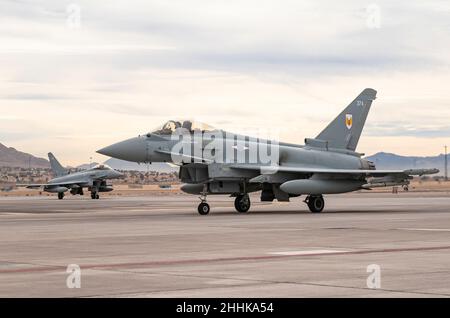 Ein Taifun FGR4, der 1 (Fighter) Squadron, RAF Lossiemouth, Großbritannien, zugewiesen wurde, trifft am 13. Januar 2021 auf dem Luftwaffenstützpunkt Nellis, Nevada, ein. 1 (Fighter) Squadron nimmt an Red Flag 22-1 Teil. (USA Luftwaffe Foto von William R. Lewis) Stockfoto