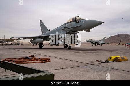 Ein Taifun FGR4, der 1 (Fighter) Squadron, RAF Lossiemouth, Großbritannien, zugewiesen wurde, trifft am 13. Januar 2021 auf dem Luftwaffenstützpunkt Nellis, Nevada, ein. Der Typhoon ist ein extrem agiles Mehrzweckflugzeug der vierten Generation, das an der Red Flag 22-1 teilnimmt. (USA Luftwaffe Foto von William R. Lewis) Stockfoto