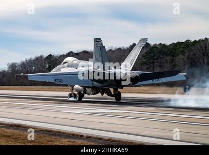 220118-N-AC802-0007 VIRGINIA BEACH, VA. (Jan 18, 2022) eine F/A-18E Super Hornet, die an die „Ragin’ Bulls“ der Strike Fighter Squadron (VFA) 37 angeschlossen ist, führt eine Feldträgerlandepraxis (FCLP) am Naval Auxiliary Landing Field Fentress durch. FCLP ist ein Flugtraining, das die Landung auf einem Flugzeugträger simulieren soll. (USA Navy Photo von Mass Communication 2nd Class Megan Wollam/veröffentlicht) Stockfoto