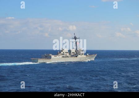 220122-N-EF547-1036 PHILIPPINISCHES MEER (JAN 22, 2022) USS Spruance (DDG 111), ein Lenkraketen-Zerstörer der Arleigh Burke-Klasse, durchreist die philippinische See, 22. Januar 2022. Als Teil der US-Pazifikflotte führt Spruance Schulungen durch, um eine freie und offene Region im Indo-Pazifik-Raum zu erhalten und zu schützen. (USA Navy Foto von Ensign Sarah Weinstein) Stockfoto