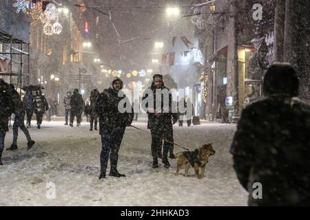 Istanbul, Türkei. 24th Januar 2022. Während des starken Schneefalls werden Menschen auf der Istiklal Street spazieren gesehen. (Foto von Hakan Akgun/SOPA Images/Sipa USA) Quelle: SIPA USA/Alamy Live News Stockfoto